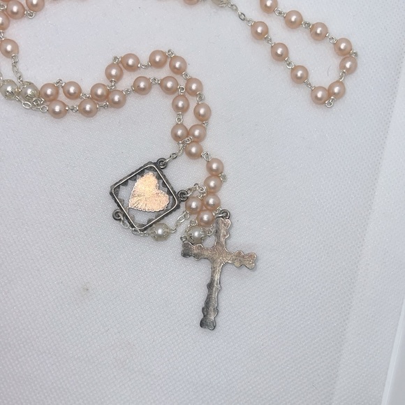 VINTAGE ROSARY WITH WARM PINK PEARL BEADS AND ENAMEL HEART ACCENTS - Picture 6 of 10